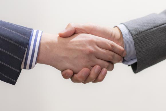 握手してる人